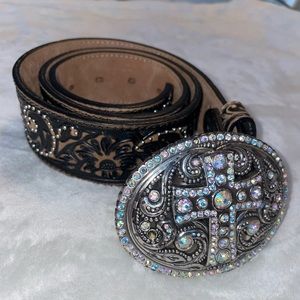 Justin Boots Leather belt with rhinestone cross buckle S 32